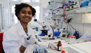 Die Biologin Dr. Mallika Ramakrishnan forscht an der Goethe-Universität; Foto: Gärtner