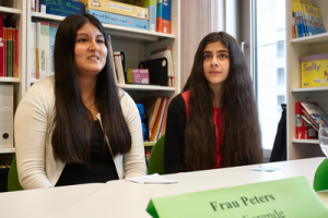 Über das FFM-Praxisprojekt haben sich Lehramtsstudentin Ines Peter (l.) und Shirin kennengelernt und angefreundet; Foto: Lecher