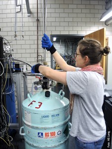 Elena Gati (Doktorandin) trennt einen Vorratsbehälter mit flüssigem Helium von einem Experiment zur Untersuchung der thermischen Ausdehnung bei tiefen Temperaturen und hohen Drucken; Foto: AG Lang