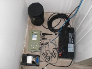 Seismische Station im SiMoN+ Netzwerk mit Datenlogger, Sensor und Stromversorgung; Foto: Benjamin Homuth, HLNUG