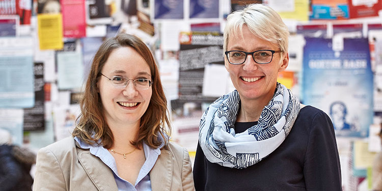 Dr. Stephanie Dinkelaker (Abt. Lehre & Qualitätssicherung; links) und Vizepräsidentin Prof. Tanja Brühl sind begeistert vom Engagement der Studierenden. Foto: Lecher