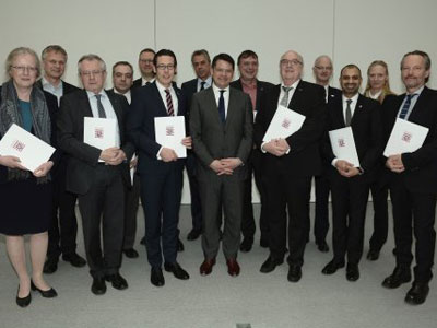 Wissenschaftsminister Boris Rhein (mitte) unterzeichnete gemeinsam mit den 13 Hochschulpräsidenten die Zielvereinbarungen für die Jahre 2016 bis 2020. © wissenschaft.hessen.de