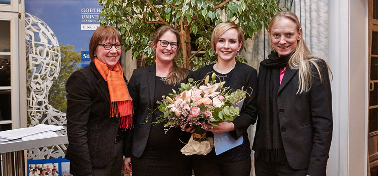 Edina Pasztor (2. v. r.) mit Uni Präsidentin Birgitta Wolff (r.), Almut Rhode (l.) und Anne Peltner. Fotos: Lecher