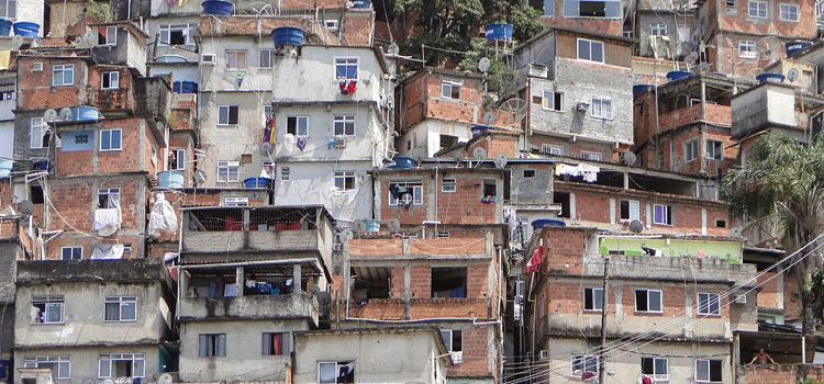 Favela in Rio. Foto: Leon petrosyan/Wikimedia