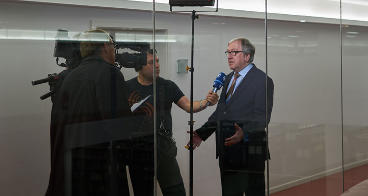 Gefragter Mann: Prof. Rudolf Egg im Interview mit der Tagesschau-Redaktion vor der Bürger-Uni-Veranstaltung; ©Benjamin André
