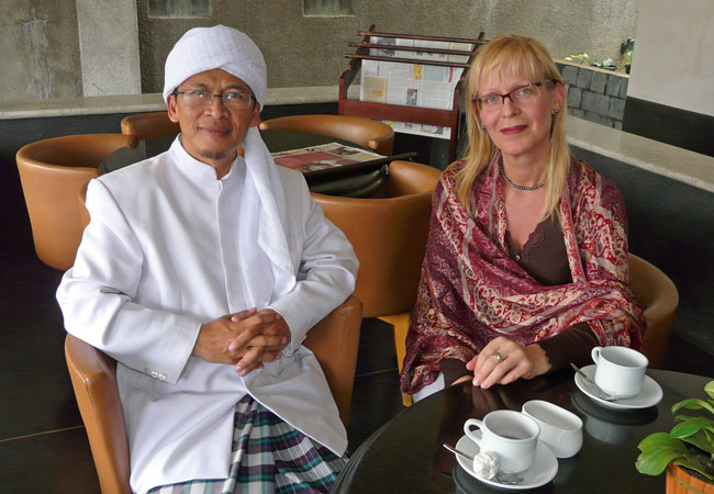 Zu Gast in Bandung, Indonesien: Abdullah Gymnastiar, einer der bekanntesten Prediger eines modernen indonesischen Islam und Ethnologin Susanne Schröter