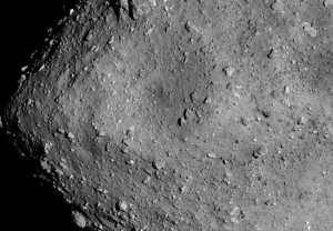 Asteroid Ryugu aus einer Höhe von sechs Kilometern aufgenommen mit der „Optical Navigation Camera - Telescopic (ONC-T)”. Bild vom 20. Juli 2018. / Image credit: JAXA, University of Tokyo and collaborators.