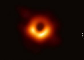 Das erste Bild des Schwarzen Lochs in der benachbarten Galaxie M87, aufgenommen vom Event Horizon Telescope-Projekt. Bildrechte: EHT. Mehr Informationen: