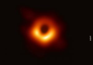 Das erste Bild des Schwarzen Lochs in der benachbarten Galaxie M87, aufgenommen vom Event Horizon Telescope-Projekt. Bildrechte: EHT