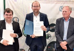 Ein neuer Kooperationsvertrag für engere Zusammenarbeit: Universitätspräsident Prof. Dr. Enrico Schleiff (Mitte) und die beiden Vorstandsmitglieder des FIAS, Prof. Dr. Volker Lindenstruth (links) und Dr. Rolf Bernhardt (rechts), nach der Vertragsunterzeichnung (Foto: Sälzer/FIAS)