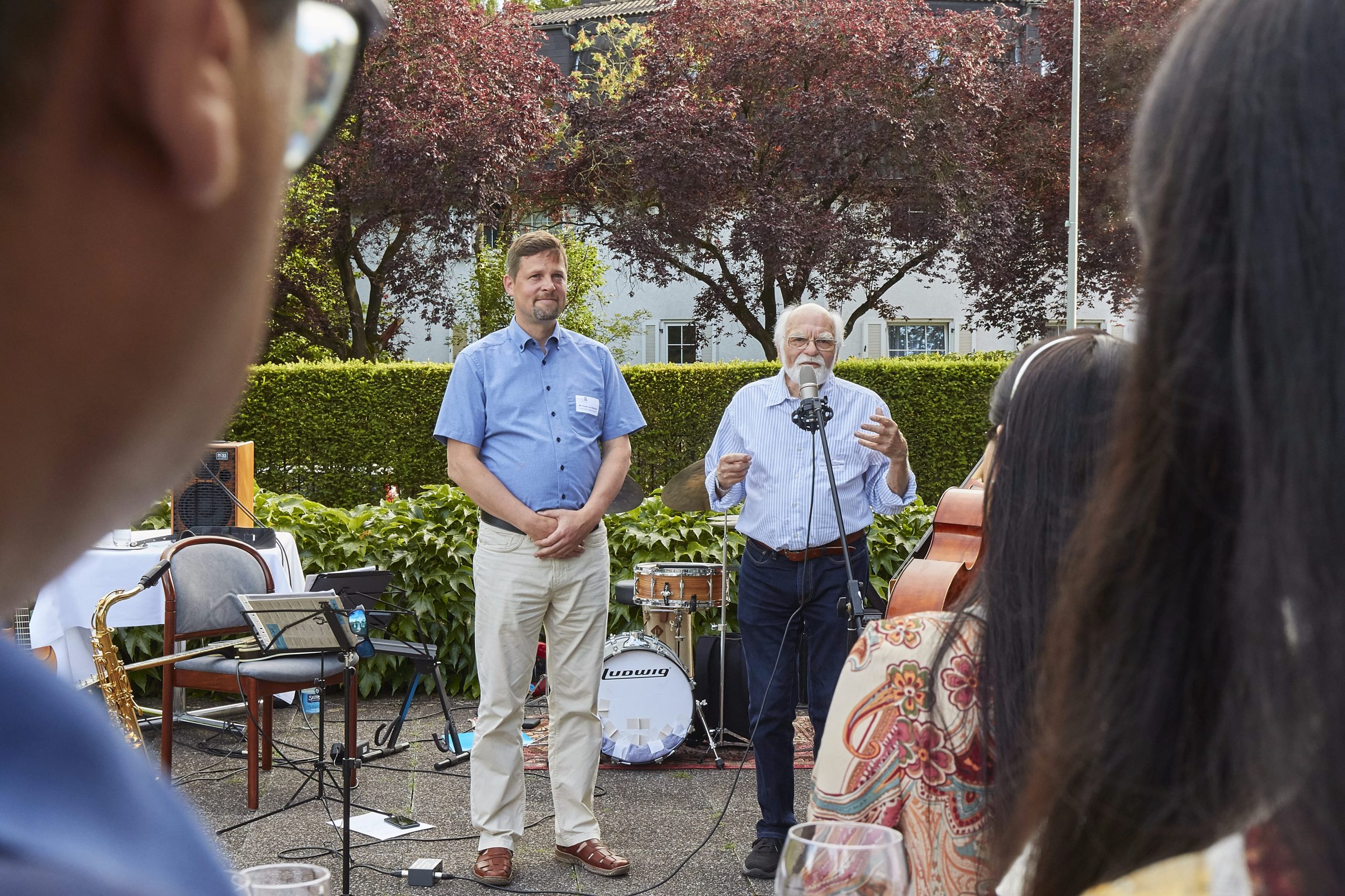 Goethe Welcome Center head Dr. Florian von Bothmer (left) and Prof. Jürgen Bereiter-Hahn, chairman of the Foundation for the Promotion of International Academic Relations at Goethe University, officially welcome the guests. 