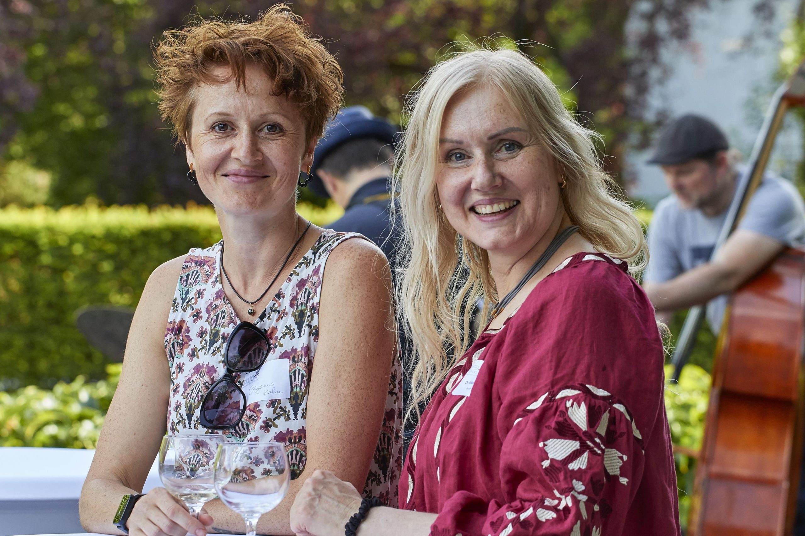 Dr. Nataliia Aliabieva (right), pictured with her sister, will start a DAAD program for Ukrainian scientists in exile in September. 