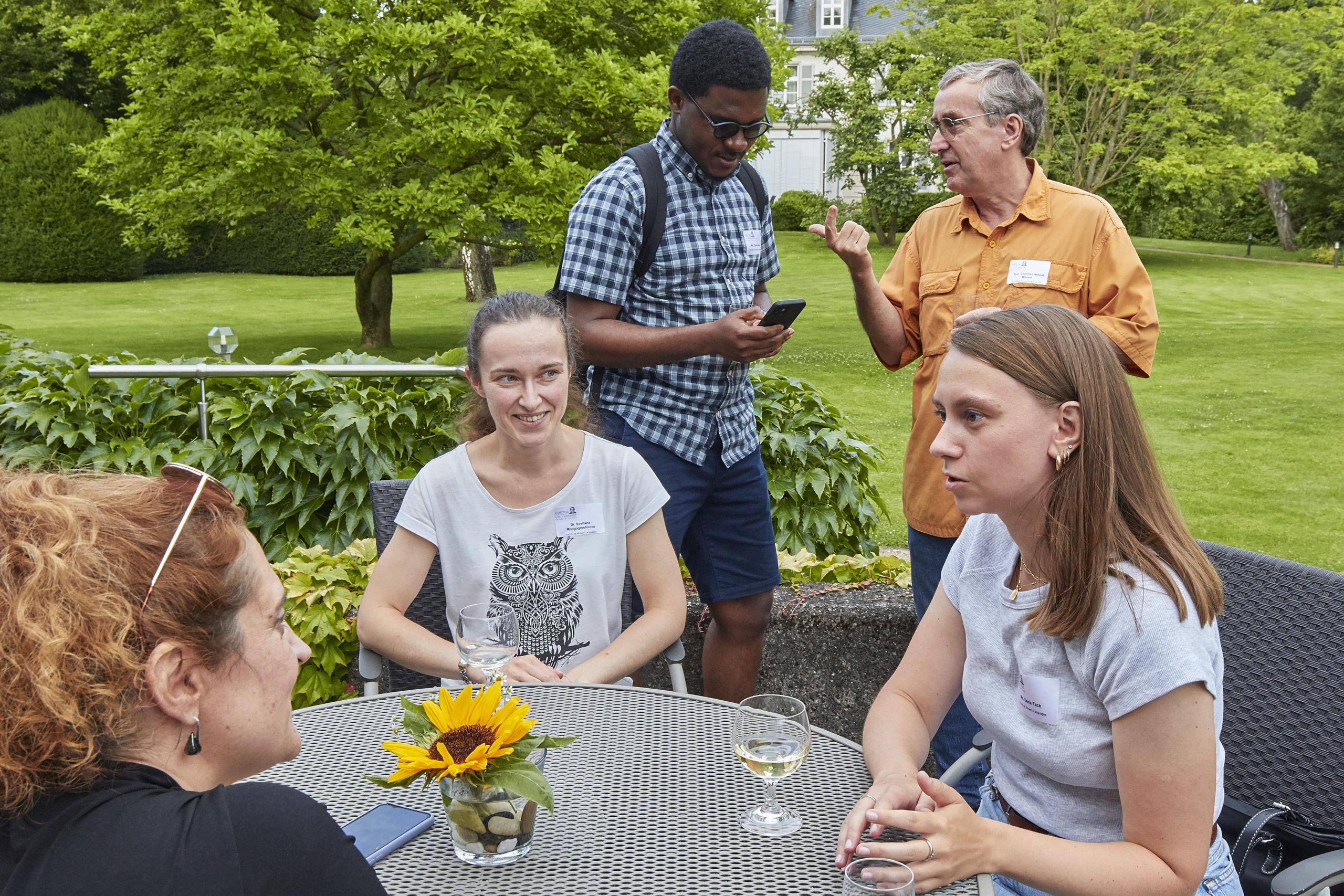 Svetlana Mnogogreshnova (center) and Daria Tack (right) both study for their PhDs at Goethe University’s Faculty of Modern Languages. 