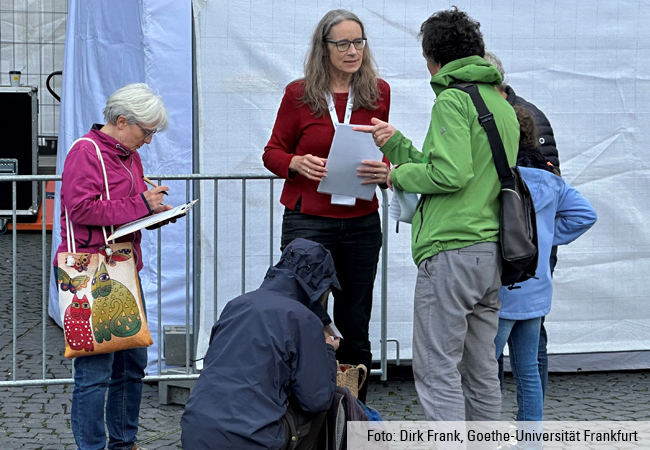 Julia Krohmer (Mitte) im Kreise von Citizen Scientists.