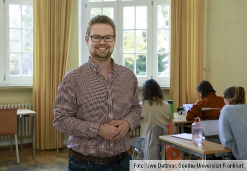 Dr. Christian Seitz im Lesesaal der MedHB.