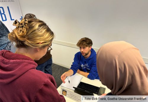 Philipp im Gespräch mit Studierenden, die sich für Großbritannien interessieren.