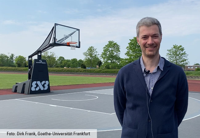 Christ Englert steht auf einem Basketballplatz