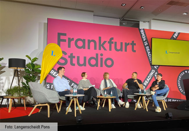 Petra Schulz (Mitte) auf der Frankfurter Buchmesse 2024.