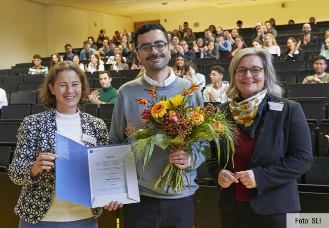 Aria Baghestani mit Vizepräsidentin Prof. Viera Pirker (r.) und Dr. Rebekka Göhring