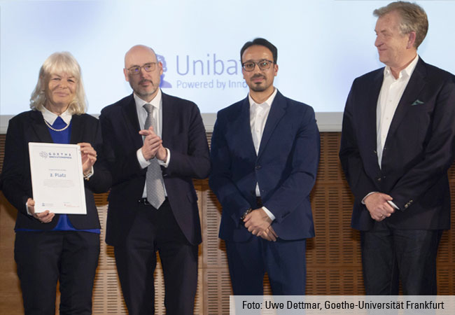 Das Team des mRNA-Innovationsprojekts: Das Forscher-Team um Prof. Klaus Strebhardt (rechts) nimmt den zweiten Platz des Goethe-Innovationspreises 2024 für sein bahnbrechendes Projekt gegen Eierstockkrebs entgegen. Die Auszeichnung unterstreicht das enorme Potenzial dieser innovativen Therapie, die nun mit Unterstützung des CARMA FUNDS weiter entwickelt wird. V.l.n.r.: Dr. Monika Raab, Prof. Sven Becker, Dr. Mourad Sanhaji, Prof. Klaus Strebhardt.