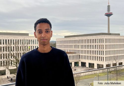 Noel B. Berhane vor dem RuW.