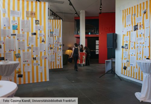 Blick in die Rauminstallation zu Clemens Setz, 2023.