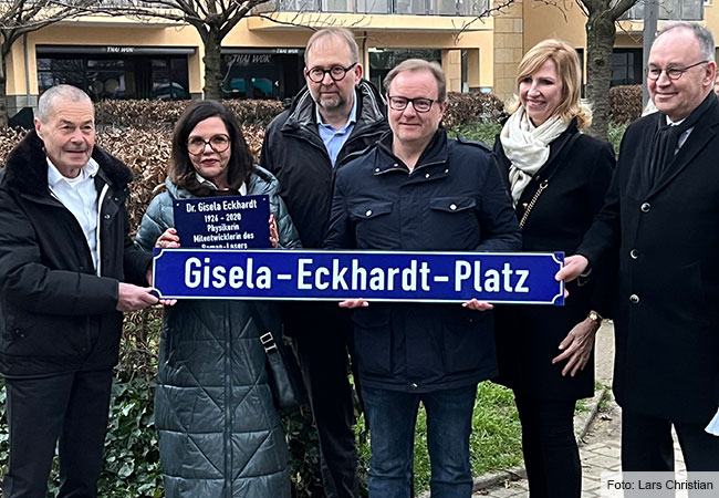 Ein Namensschild als Geschenk: An der Platzeinweihung für die Frankfurter Physikerin Gisela Eckhardt nahmen unter anderen teil Groß-Cousin Alfred Leonhardt, Groß-Cousine Beate Fischer-Economides (2.v.l), Uni-Präsident Enrico Schleiff, Ortsvorsteher Thomas Gutmann, die Präsidentin des Physikalischen Vereins Dorothée Weber-Bruls und der Leiter der Privaten Hochschulförderung Andreas Eckel (r.) (Foto: Lars Christian)