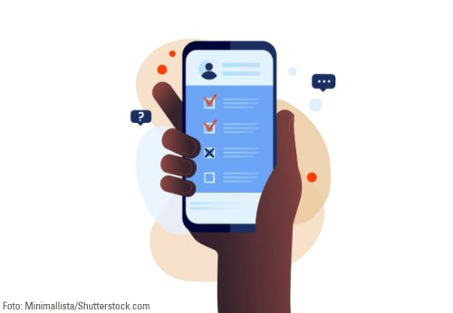 Hand, die Handy in der Hand hält