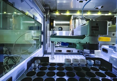 Hochdurchsatzanalyse: Ein Pipettierroboter bereitet Proben für die Proteinanalyse vor. Nach chromatographischer Auftrennung werden massenspektrometrisch die Molekularmassen bestimmt. Foto: Uwe Dettmar