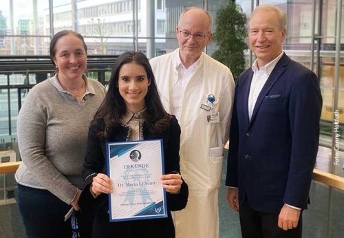Die Preisträgerin Dr. Shirin El Nemr (mit Urkunde) zusammen mit den Kommissionsmitgliedern Prof. Dr. Katrin Sylvia Cremona Eichler, Prof. Dr. Thomas Vogl und Ekkehardt von Knebel Doeberitz (v.l.). Foto: Conny Holtfoth