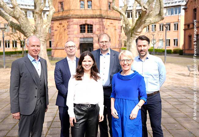 Die Präsident:innen der vier Hochschulen der Rhein-Main-Region mit den beiden Geschäftsführer:innen von Futury – The Future Factory. v.l.n.r.: Prof. Dr. Georg Krausch (Johannes Gutenberg-Universität Mainz), Prof. Dr. Nils Stieglitz (Frankfurt School of Finance & Management), Melissa Ott (Managing Director Futury), Prof. Dr. Enrico Schleiff (Goethe Universität Frankfurt), Prof. Dr. Tanja Brühl (TU Darmstadt) und Charlie N. Müller (Managing Director Futury). ©Micha Ruppert, Frankfurt School of Finance & Management