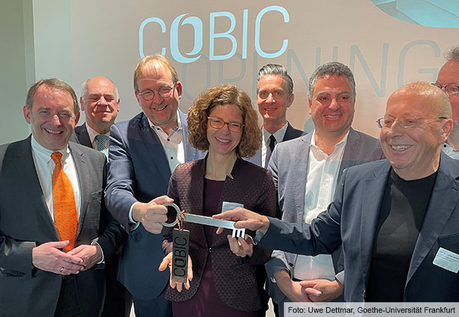 Der symbolische Schlüssel zum neuen CoBIC-Gebäude: Finanzminister Alexander Lorz, LBIH-Direktor Thomas Platte, Goethe-Uni-Präsident Enrico Schleiff, MPIEA-Direktorin Melanie Wald-Fuhrmann, MPG-Vizepräsident Christian Doeller, CoBIC-Direktor Christian Kell, ESI-Direktor Lothar Willmitzer (v.l.). Foto: Uwe Dettmar