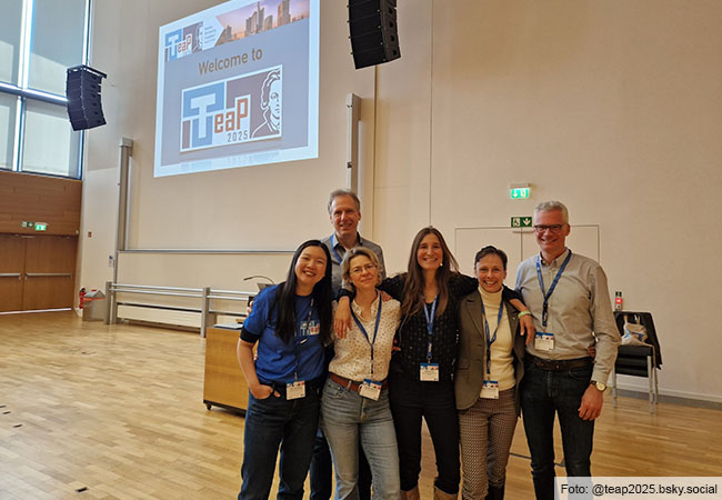 Das Organisationsteam der TeaP 2025 (v.l.n.r.): Prof. Dr. Yee Lee Shing, Prof. Dr. Christian Fiebach, PD Dr. Daniela Sammler, Prof. Dr. Melissa Lê-Hoa Võ, Prof. Dr. Sabine Windmann & Prof. Jochen Kaiser (Foto: @teap2025.bsky.social)