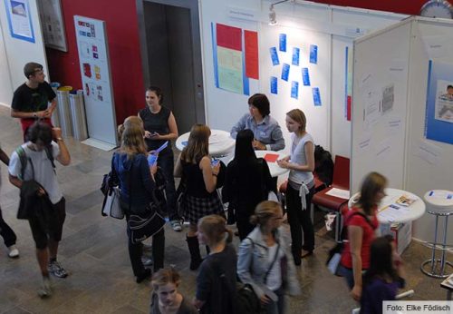 Studierende unterhalten sich an Ständen auf der Unistart. Foto: Elke Födisch
