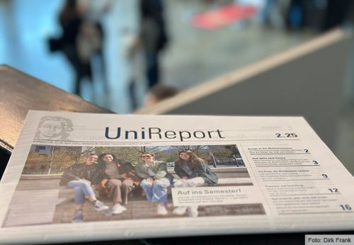 Der gedruckte UniReport liegt aus. Foto: Dirk Frank