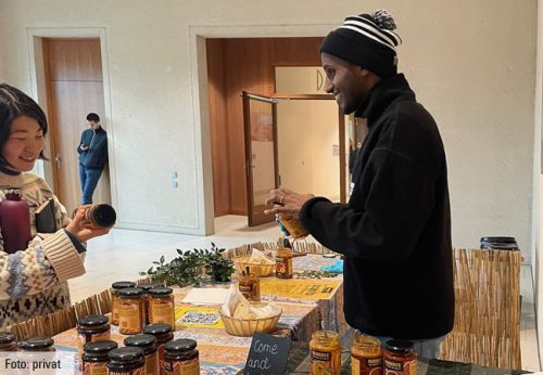 Bahleby Tewelde beim Bekanntmachen von „Mamaye“ im PEG-Gebäude. Foto: privat