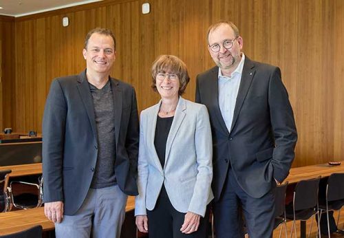 Silke Lautenschläger, die neue Vorsitzende des Hochschulrats der Goethe-Universität, mit dem stellvertretenden Vorsitzenden Philip Jacks (l.) und Universitätspräsident Prof. Enrico Schleiff. Foto: Jürgen Lecher.