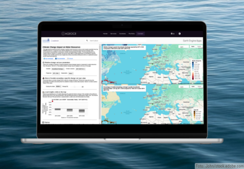 Ein aufgeklappter Laptop vor einem Hintergrund mit Wasser. Foto: John/stock.adobe.com