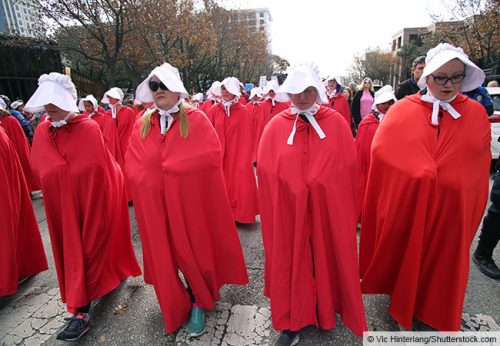 Mehrere Menschen sind bei einer Protestbewegung. Foto: Vic Hinterlang/Shutterstock.com