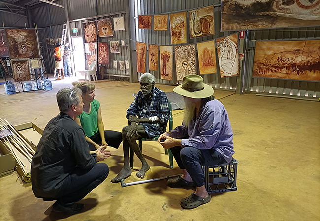 Frobenius-Expedition 2022: Richard Kuba und Christina Henneke beraten sich 2022 inmitten von Felsbildkopien mit Vertretern der indigenen Bevölkerung in Derby, Nordwestaustralien.