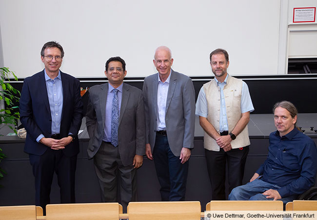 (v. l.) Dekan Prof. Dr. Clemens Glaubitz, Prof. Dr. Dr. h.c. Sandeep Verma, Prof. Dr. Alexander Heckel, Prof. Dr. Bernhard Brüne, Vizepräsident für Forschung, sowie Prof. Dr. Alexander Titz, Helmholtz-Institut für Pharmazeutische Forschung Saarland (© Uwe Dettmar)