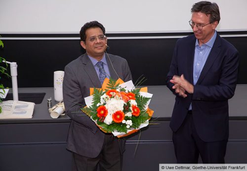 Prof. Dr. Dr. h.c. Sandeep Verma (l.) und Dekan Prof. Dr. Clemens Glaubitz (© Uwe Dettmar)