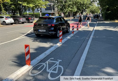Am stark frequentierten Übergang Hansaallee/Holzhausenstraße müssen sich Autofahrer, Radfahrer und Fußgänger arrangieren. © Dirk Frank