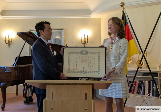 Prof. Cornelia Storz erhält vom Generalkonsul Takeshi Ito den Orden.