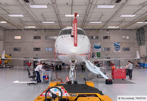 Das deutsche Forschungsflugzeug HALO wird an seiner Heimatbasis beim Deutschen Zentrum für Luft- und Raumfahrt (DLR) in Oberpfaffenhofen für den Einsatz in Neuseeland vorbereitet.