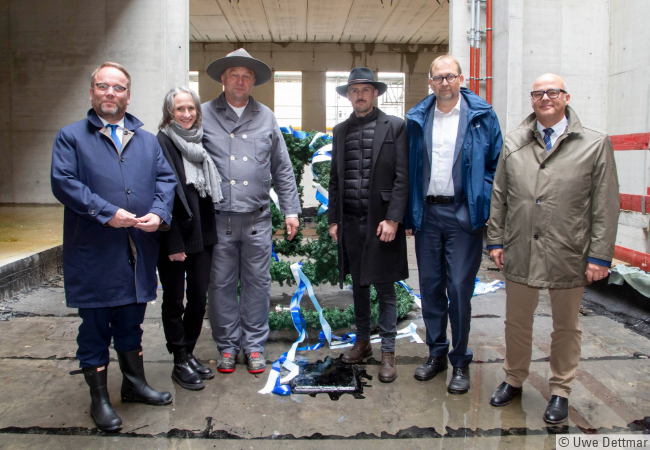 Bild vom Richtfest des Gebäudes Mathematik und Informatik am Campus Riedberg