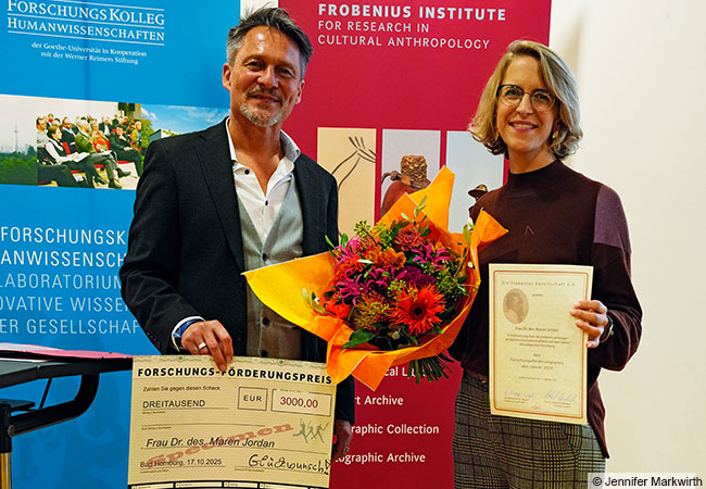 Preisträgerin Maren Jordan mit Prof. Roland Hardenberg, dem Direktor des Frobenius-Instituts an der Goethe-Universität. © Jennifer Markwirth