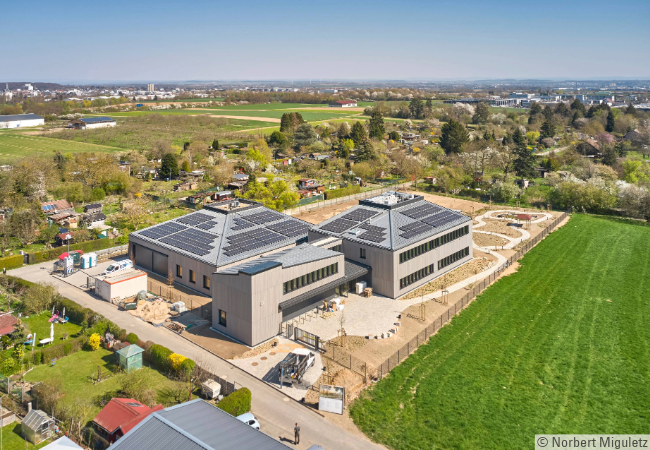 Das neu errichtete Institutsgebäude von oben, aufgenommen im Frühjahr 2025. © Norbert Miguletz