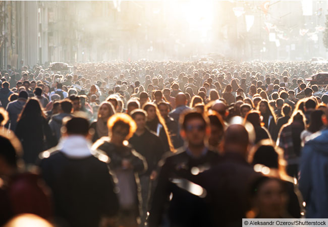 Menschenmenge im städtischen Raum. © Aleksandr Ozerov/Shutterstock