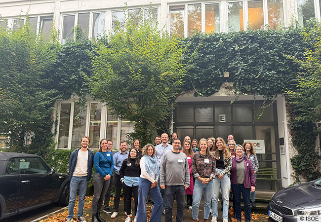 Menschen vor einem Gebäude. © ISOE